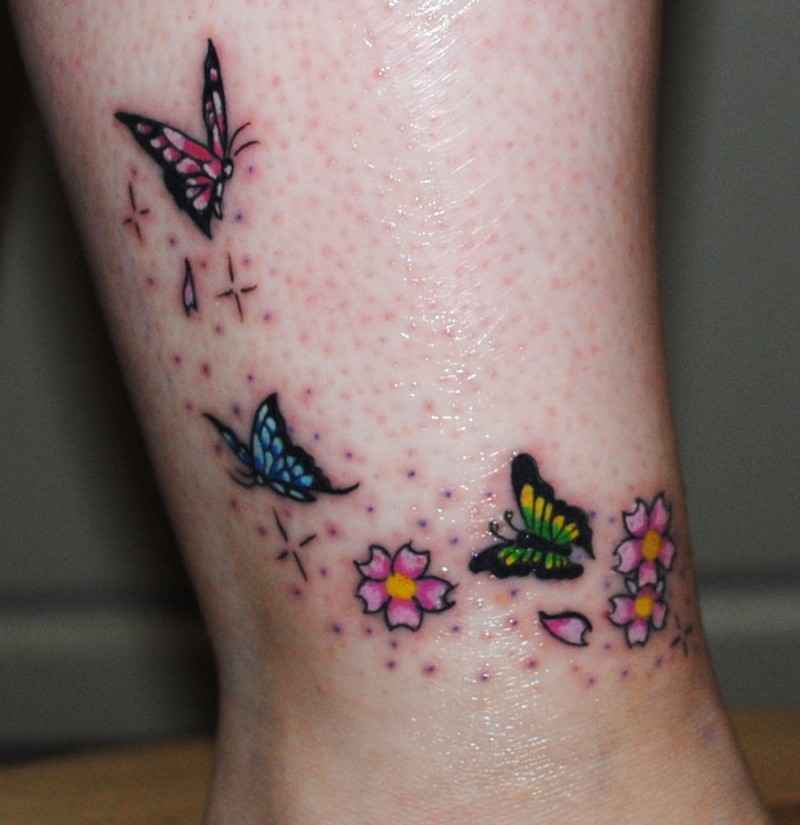 Tatuaje en el tobillo, mariposas estupendas con flores diminutas