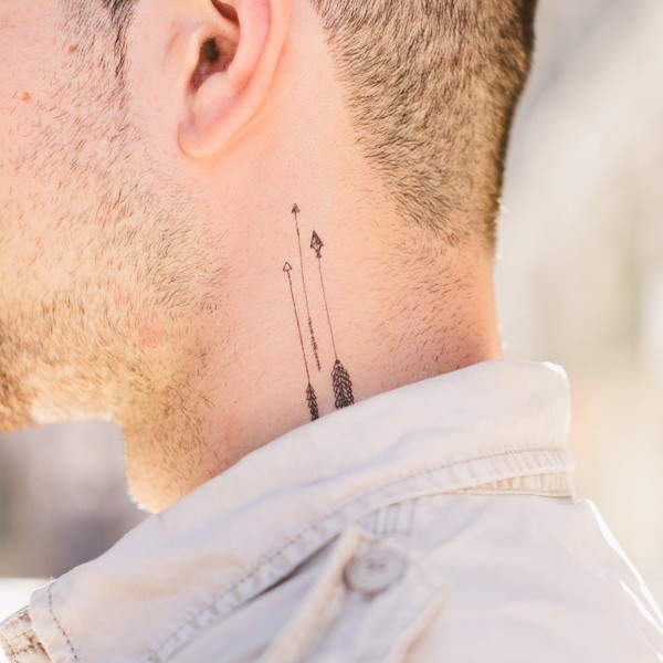 tre interessante piccoli frecce tatuaggio su collo di uomo