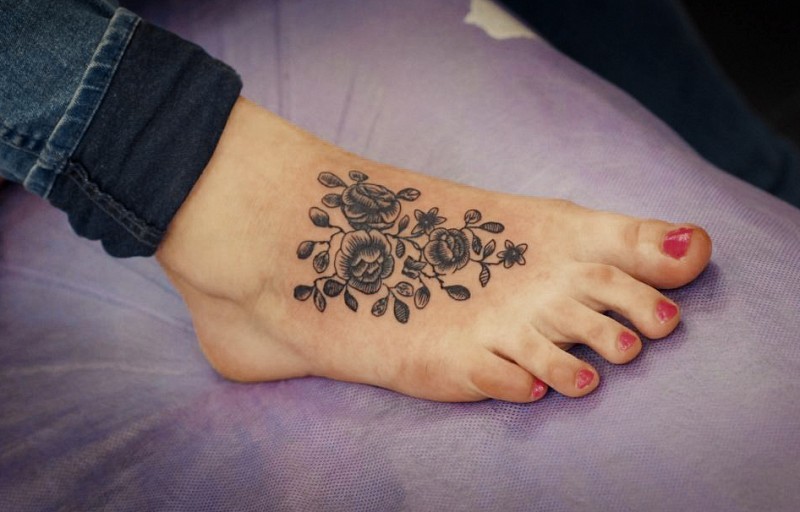 Tatuaje en el pie,
rama gris de flores