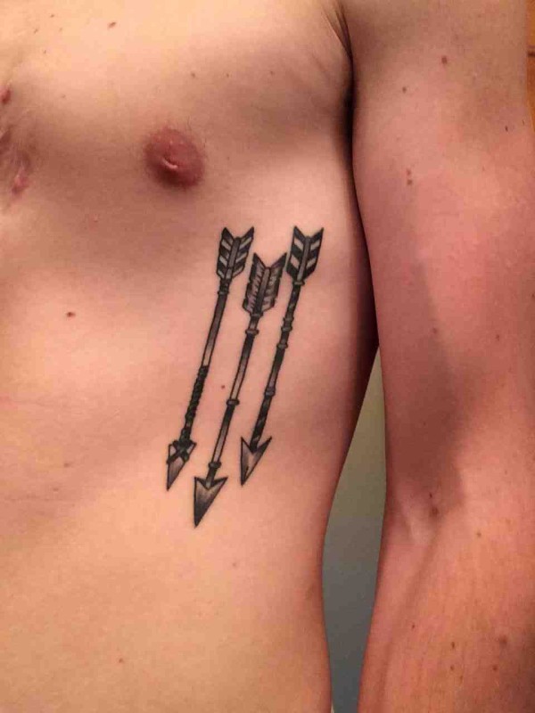 tribale tre freccie tatuaggio su costolette