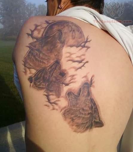 Tatuaje en la espalda, tres lobos aúllan