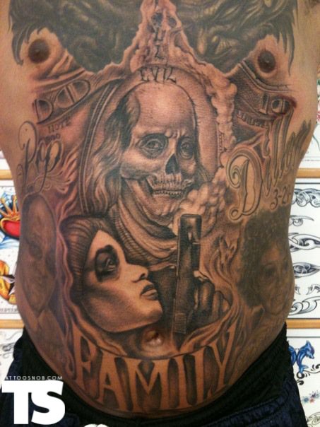 Tatuaje en el pecho y estómago, chica con pistola y cara esqueletica de Franklin