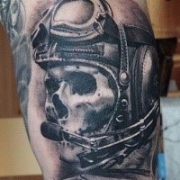Crânio humano detalhado do estilo 3D com tatuagem piloto do capacete no bíceps