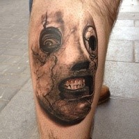 Tatuagem 3D perna muito detalhado da máscara de horror famoso músico