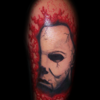 Tatuaje en el brazo, máscara blanca espeluznante  en sangre