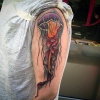 Tatuaje en el brazo,
medusa magnífica multicolor
