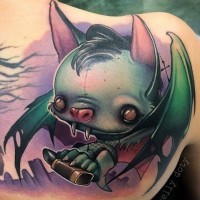 Tatuaje en el hombro, murciélago demoniaco divertido de varios colores