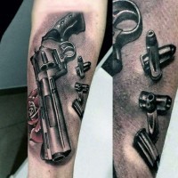 3D detaillierte und farbige massive Pistole mit Kugeln und rote Rose Tattoo am Arm