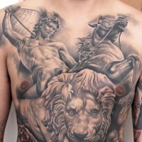 Tatuaje en el pecho y vientre,  hombre antiguo a caballo y león fascinante