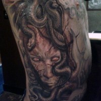 Tatuaje en el costado,  Medusa tremenda desagradable
