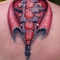 3D detailliertes natürlich aussehendes farbiges unter die Haut Wirbelsäule mit metallischen Speichen Tattoo am oberen Rücken mit Reißverschluss