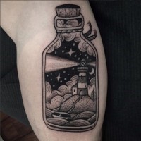 3D interessante schwarze Flasche Tattoo am Arm mit nächtlichem Leuchtturm