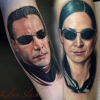 Tatuajes en los antebrazos, retratos de héroes de Matrix Neo y Trinity realistas
