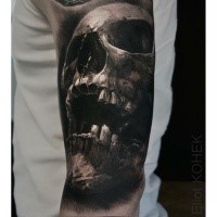 Tatuagem de braço muito realista 3D realista de crânio humano por Eliot Kohek