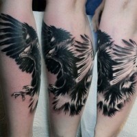 Tatuaje en el antebrazo, águila negra detallada que caza