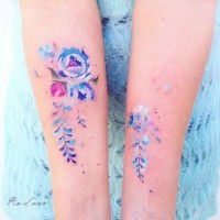 Tatuajes en los antebrazos, flores silvestres exquisitas de acuarelas