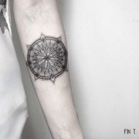Tatuaje de  flor interesante en el antebrazo