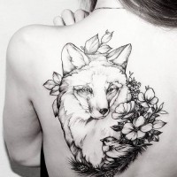 3D großes schwarzes  natürlich aussehendes Tattoo am oberen Rücken mit süßem Fuchs und kleinem Vogel