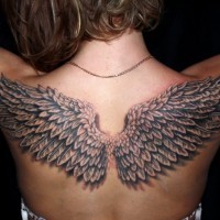 3D grande coloratodettagliato ali su parte alta della schiena tatuaggio