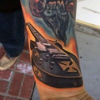 Tatuaje en el antebrazo, guitarra eléctrica espectacular 3D