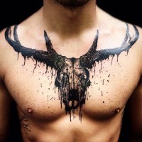 Tatuaje en el pecho,  cráneo grnade de un animal, tinta negra