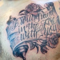 Tatuaje en el pecho,  pergamino viejo con inscripción y flores