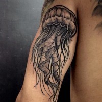 Tatuaje en el brazo, medusa grande detallada, tinta negra