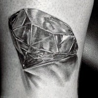Tatuaje  de diamante grande realista en la pierna