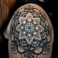 3D große schwarze und weiße Blumen Tattoo an der Schulter