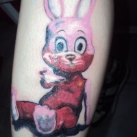 Tatuaje  de conejo divertido rojo  en la pierna