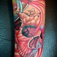 3D farbiges Arm Tattoo des menschlichen Schädels und Sanduhr