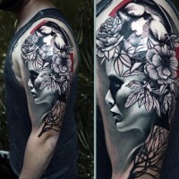 Tatuaje en el brazo, mujer hermosa excéntrica con flores en el pelo