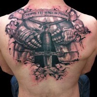 Tatuaje en la espalda, armadura medieval con espada volumétricas y escrito