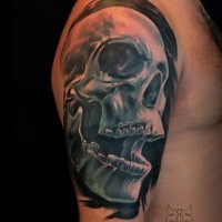 Tatuaje en el brazo, cráneo humano excelente volumétrico