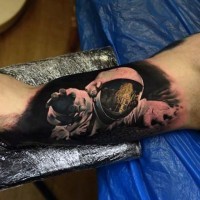 3D bello colorato piccolo uomo in spazio tatuaggio su braccio