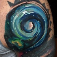 3D farbiger Raum Wirbel Tattoo am Unterarm