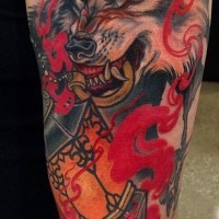 Tatuaje en el brazo, lobo salvaje feroz con farol antiguo