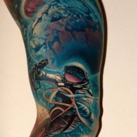 3D spazio colorato con astronauta tatuaggio su braccio