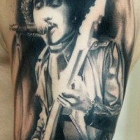Tatuaje en el brazo,
Jimi Hendrix cantante que toca la guitarra