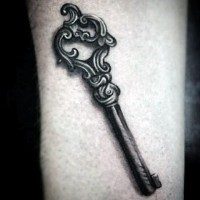 Tatuaje en el brazo, llave antigua bien dibujada