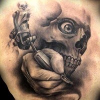 Tatuaje en el pecho,  esqueleto maestro de tatuajes, idea interesante