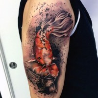 3D niedliches realistisches goldenes Tattoo mit Fisch an der Schulter