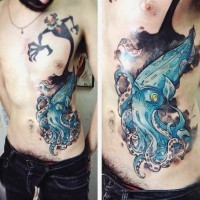 3D dettagliato blu colorato calamaro tatuaggio su lato