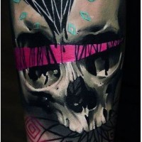 Tatuaje en el brazo, cráneo humano volumétrico con diamante y ornamento elegante