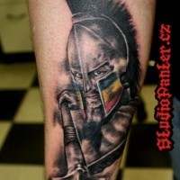 Tatuaje en el antebrazo, guerrero espartano en casco decorado con bandera