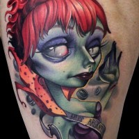 Tatuaje en el muslo,  mujer zombi repugnante de varios colores