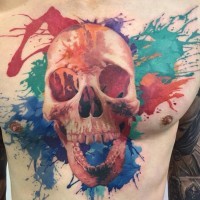 3D detaillierter massiver Schädel mit Farbenflecken Tattoo an der Brust
