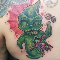 Tatuaje  de monstruo verde extraño con serpiente pequeña y dados