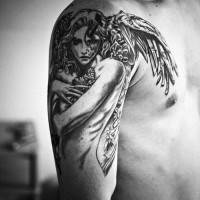 3D beeindruckend aussehendes schwarzes und weißes Schulter Tattoo Engel mit Blumen