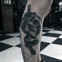 3D impressionante dipinto colorato cranio con spada e serpente tatuaggio su gamba